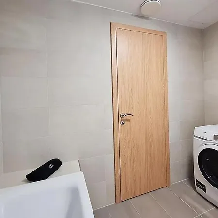 New Modern 2 Rooms Apartment In Bratislava ברטיסלאבה