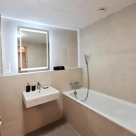 New Modern 2 Rooms Apartment In Bratislava ברטיסלאבה